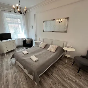 Apartment Pacsirta Apartmanhaz, Eger